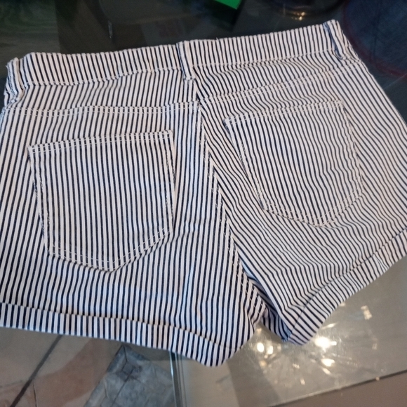 H&M denim Pinstriped Cheeky Short Shorts White with Black Stripes sz 6 - Picture 5 of 6